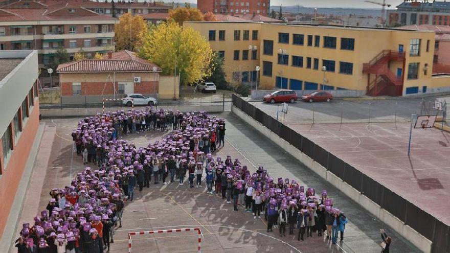 Alumnos de un centro de Zamora realizan un lazo morado.