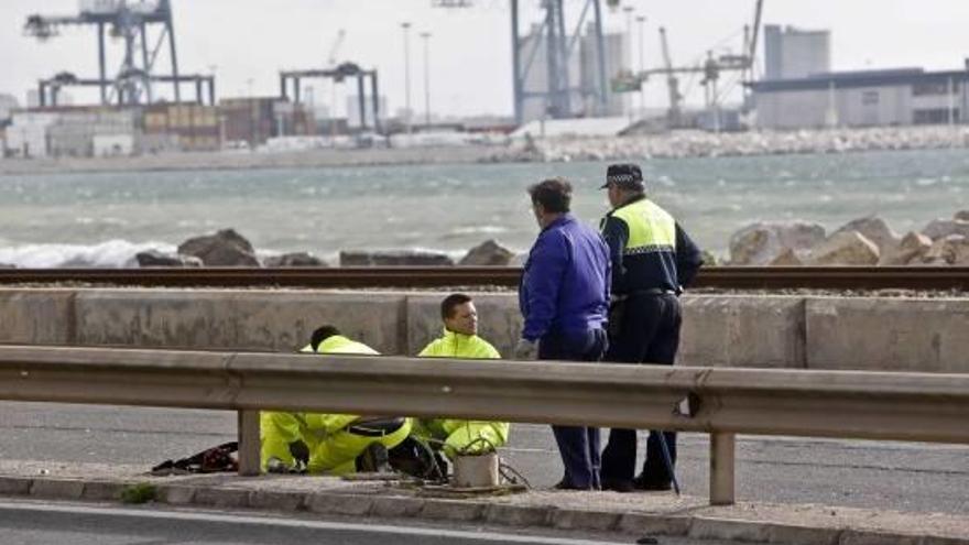 Una farola se cae en Alicante e impacta sobre dos vehículos