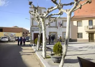 El Ala-27 aterriza en Burganes de Valverde para izar la bandera