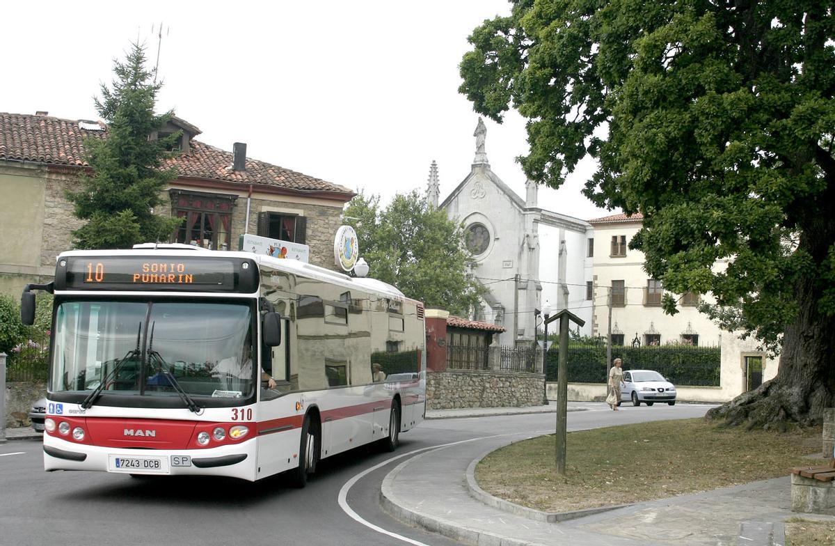 La plaza de Villamanín de Somió, con el Geographic justo detrás del autobús cuando aún funcionaba como bar