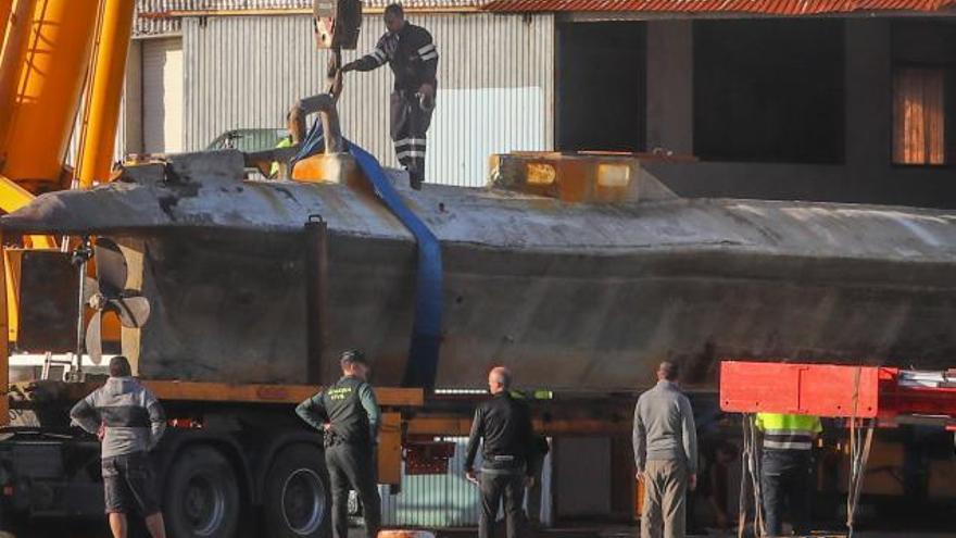 El narcosubmarino “El Poseidón” descansa en una nave de Vilagarcía antes de decidirse su destino final.