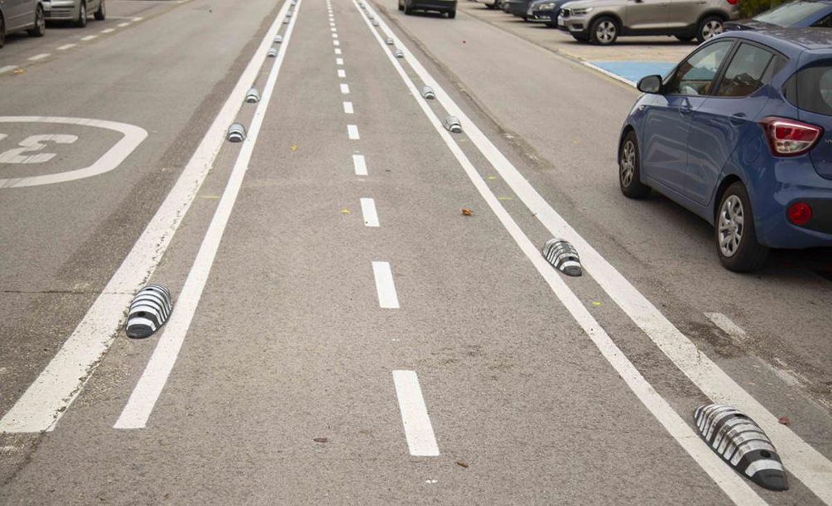 Carril bici segregado.