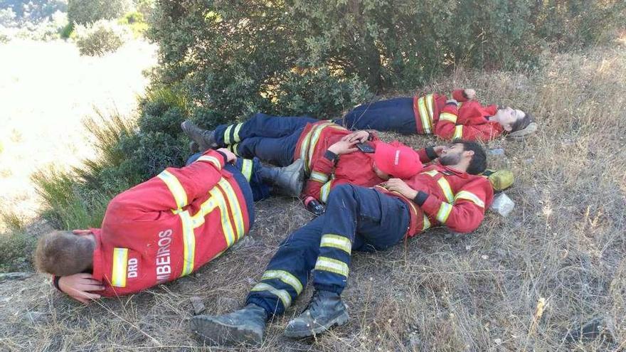 Los &quot;bombeiros&quot; portugueses descansan tras 26 horas luchando sin descanso contra el fuego.