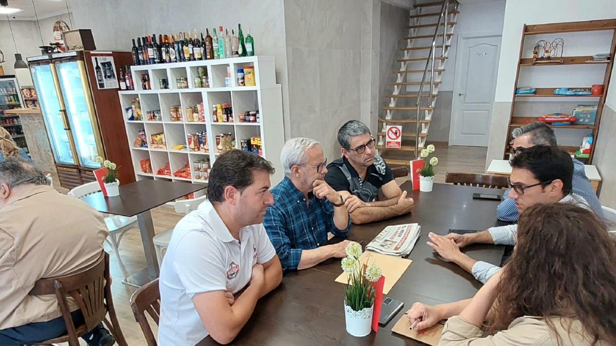 Pep Magraner, segundo por la izquierda, con el conseller Negueruela este lunes en una reunión sobre el sector.