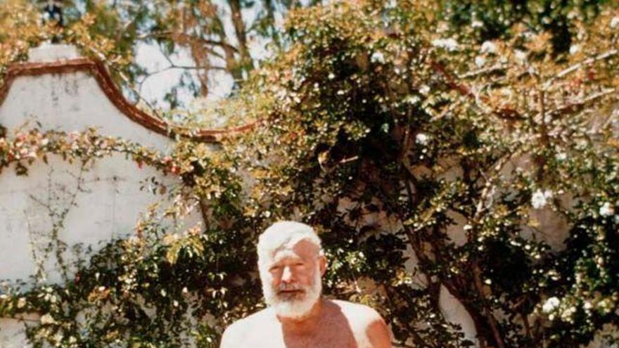 Hemingway en la piscina de La Cónsula, en Churriana.