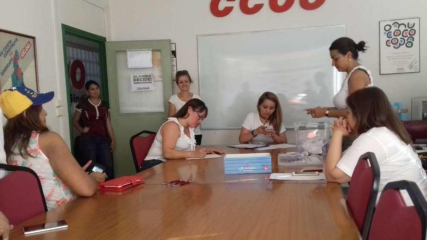 Ciudadanas venezolanas en Zamora, en la sede de CCOO, durante el plebiscito.