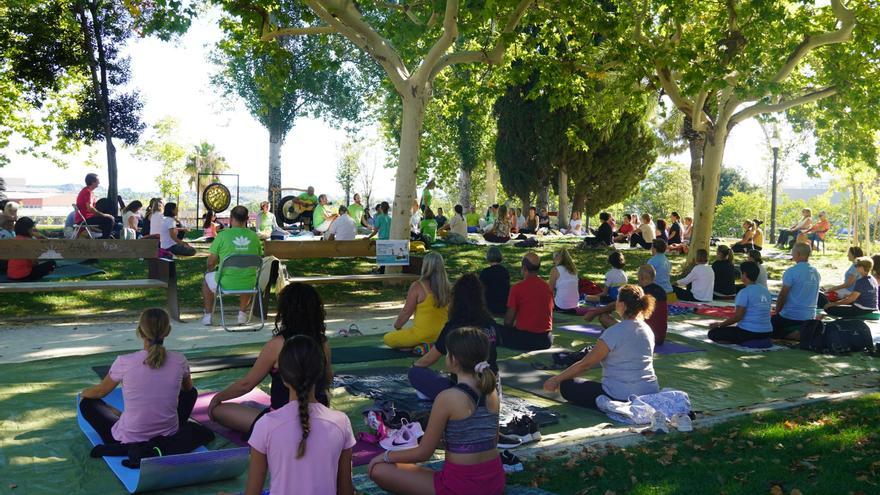 Cientos de personas llenan la Glorieta para participar en el I Festival de Benestar i Salut Emocional de Ontinyent