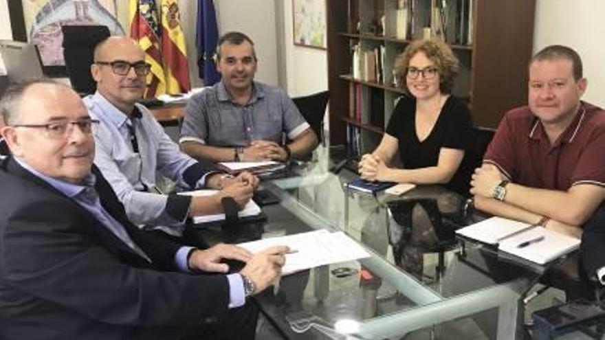 El alcalde y los responsables de Vinalopó Salud en la reunión de ayer.