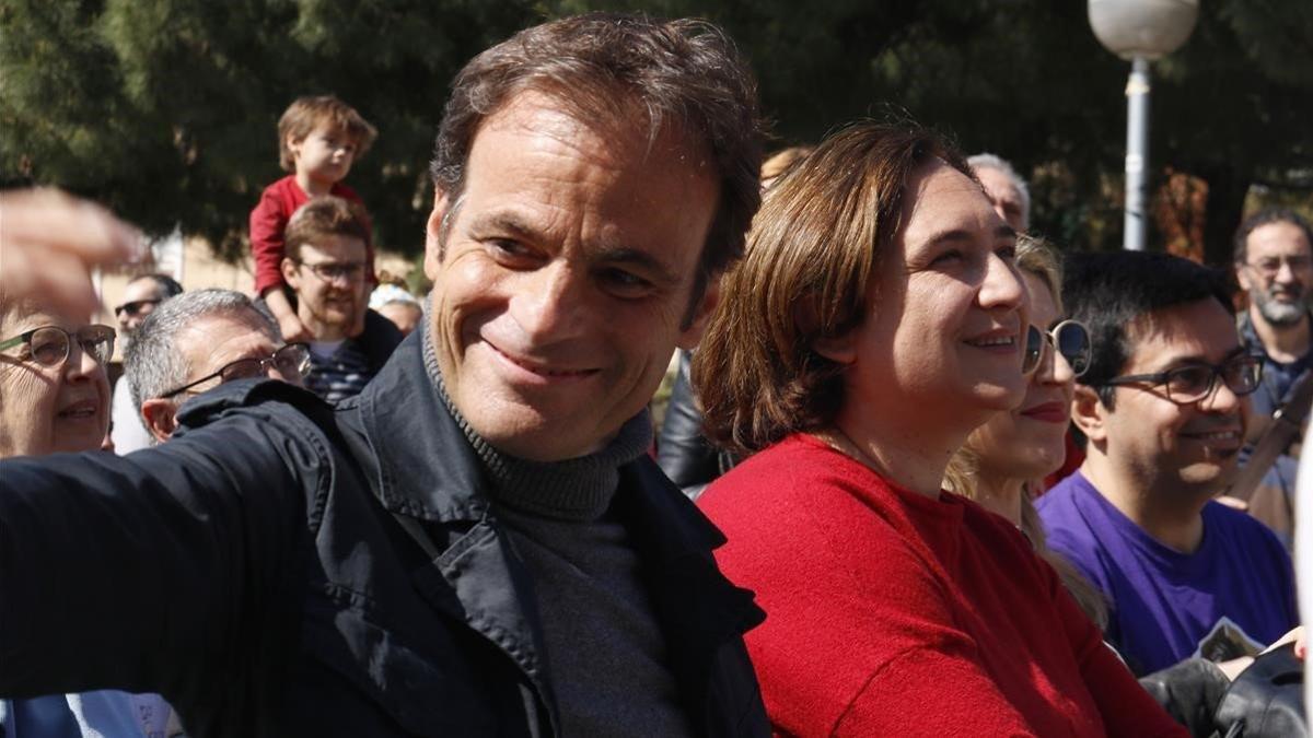 El candidato de los 'comuns', Jaume Asens, y la alcaldesa de Barcelona, Ada Colau, este domingo, en Barcelona.