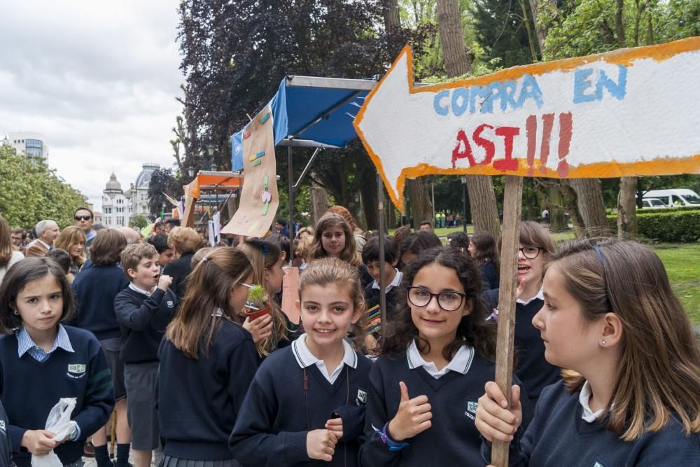 Mercadillo de escolares en el Paseo de Los Álamos de Oviedo