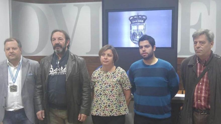 El desarme mágico. Miguel Ángel de Dios (Cofradía), José Antonio Lobato (&quot;Margen&quot;), Ana Taboada, Rubén Rosón y Víctor Luis Alfonso (Oviedo Mágico), en la presentación del Desarme celebrada ayer en el Ayuntamiento.