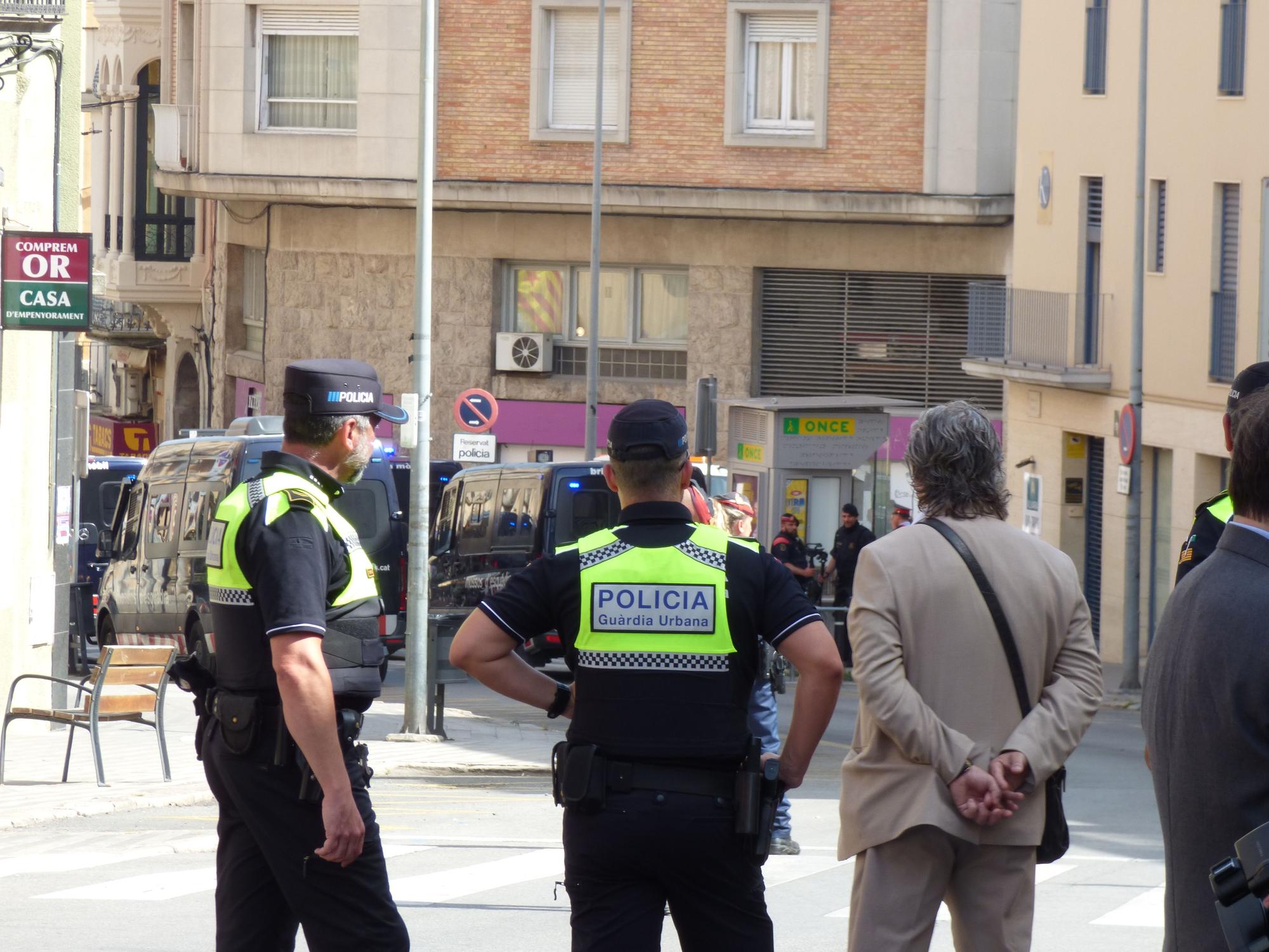 La princesa Elionor i la infanta Sofia rebudes a Figueres amb manifestants favorables i contraris