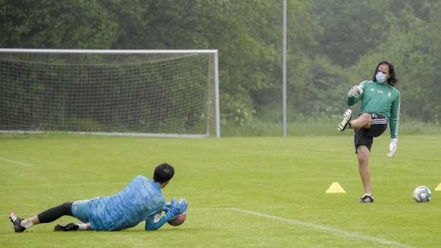 Champagne, durante el entrenamiento de ayer, deteniendo un balón lanzado por el entrenador de porteros, Sergio Segura.