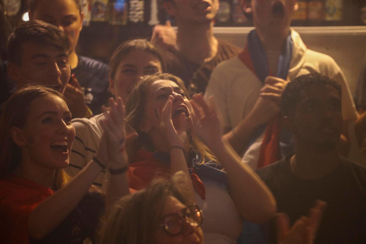 Aficionados franceses en València tras la derrota de su selección