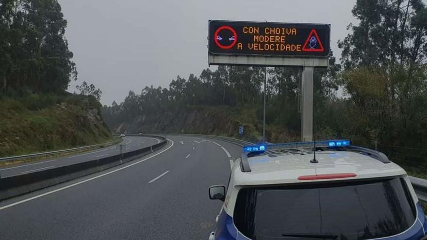 La policía advierte del riesgo en la salida de la Autovía hacia Catoira.