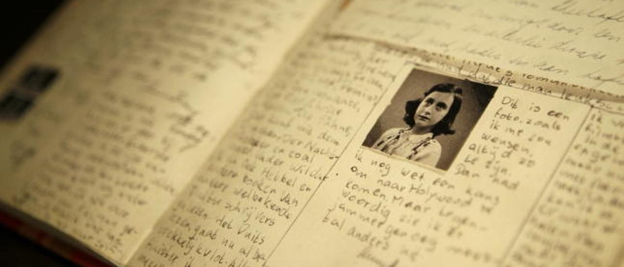 Una réplica del famoso diario de Ana Frank.