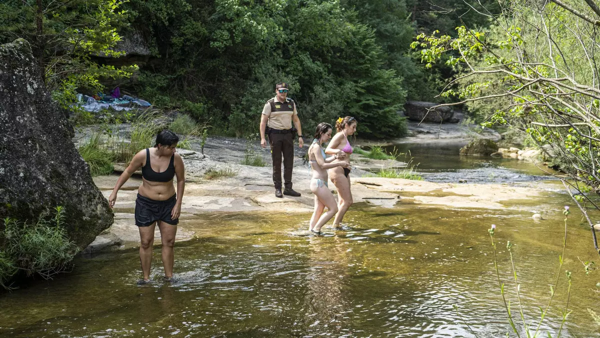 Cinquanta multes a la riera de Merlès en un cap de setmana: "La gent està en un bosc i no en una piscina municipal"