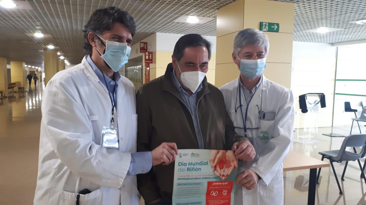 Los doctores Rafael Santamaría y Alberto Rodríguez, con Juan Cerrillo, paciente trasplantado y que antes estuvo en diálisis.