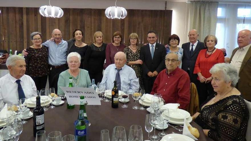 Autoridades, directivos de la asociación de mayores naveta y homenajeados, ayer en Nava.