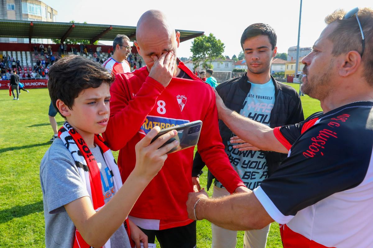 Borja Míguez es consolado por varios espectadores después del partido de ayer.