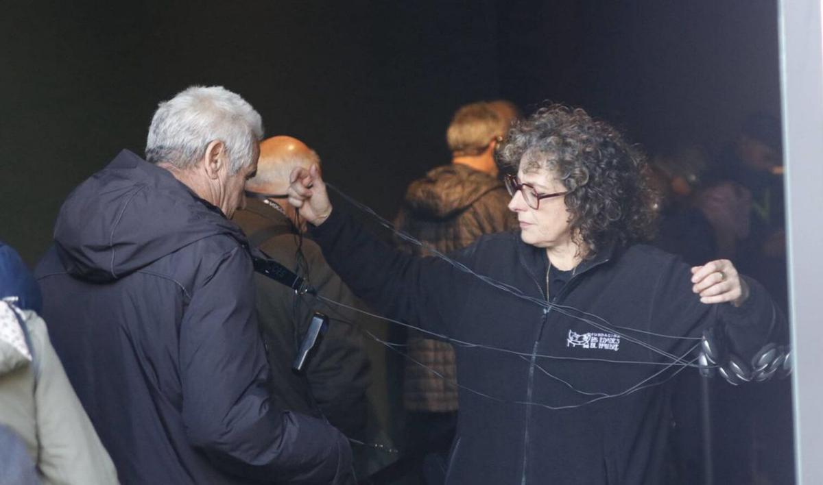 Montse Martín reparte unos cascos entre integrantes de un grupo. | VÍCTOR GARRIDO