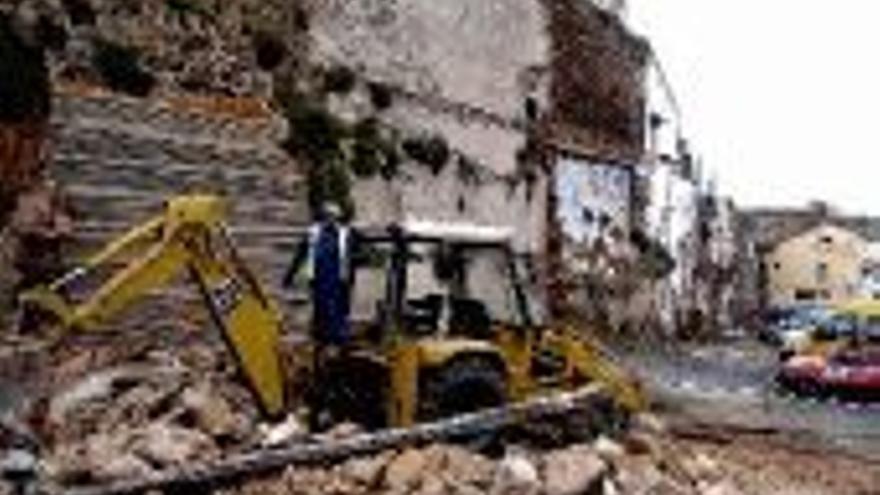 Comienza la demolición de las tres últimas casas de la muralla