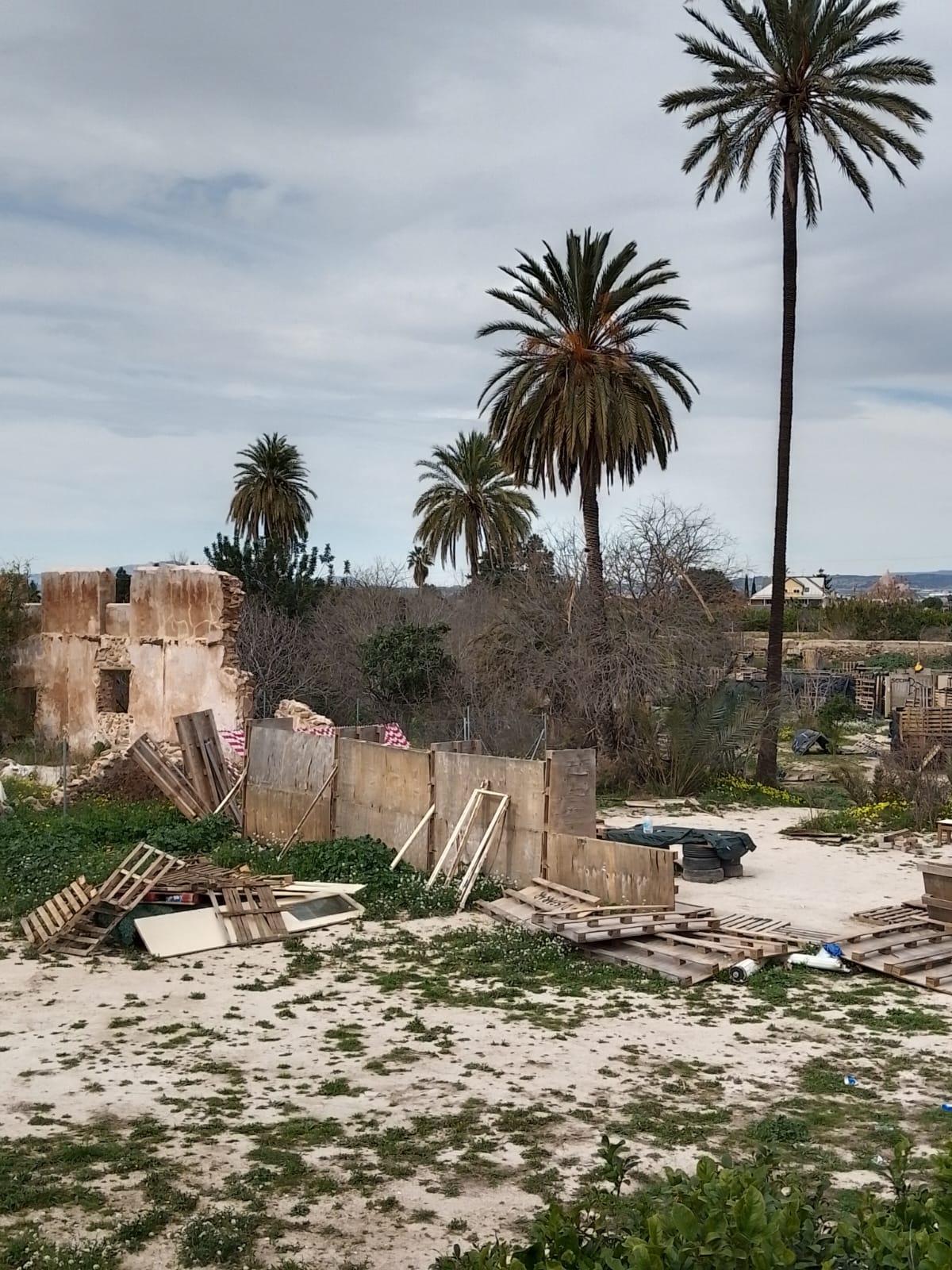 Las vallas de madera derribadas por el viento junto a las ruinas de la casa de Antonete Gálvez.