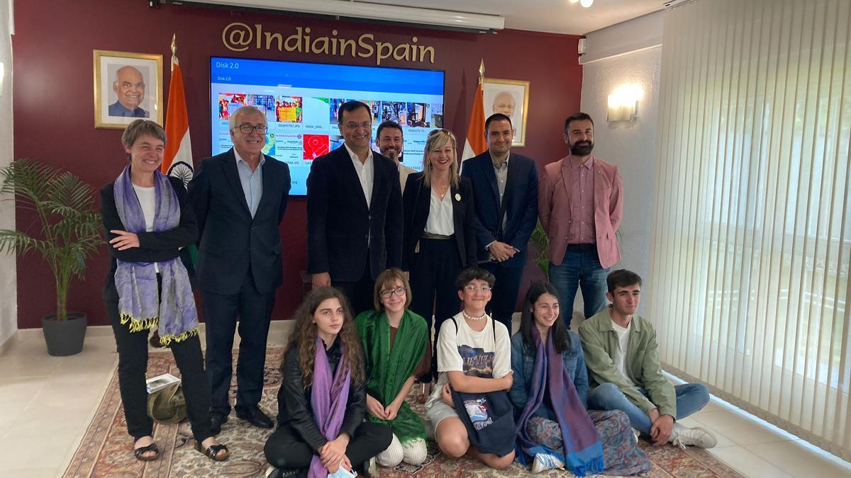 Visita del IES Valverde de Lucerna a la embajada de La India en España.