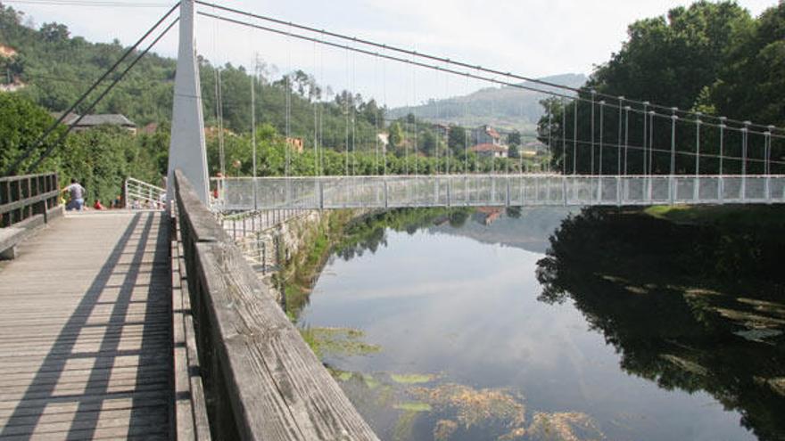 La oficina está situada en la ruta de senderismo del río Avia, principal atractivo de Leiro