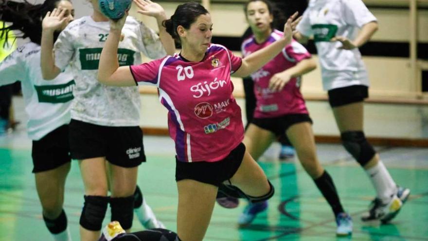 Carla Gómez lanza a portería tras superar a la defensa del Elche.