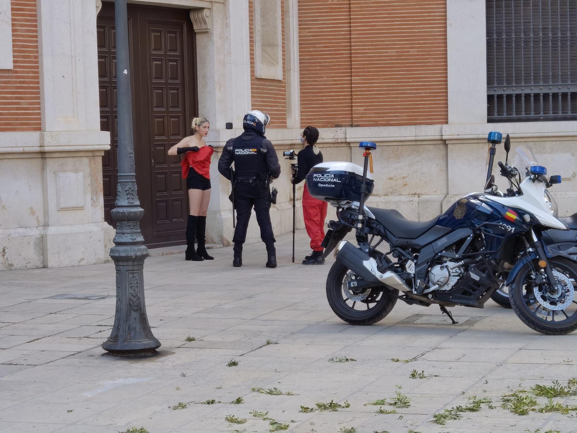 Paralizan una performance en la puerta del Arzobispado durante la procesión de San Vicente