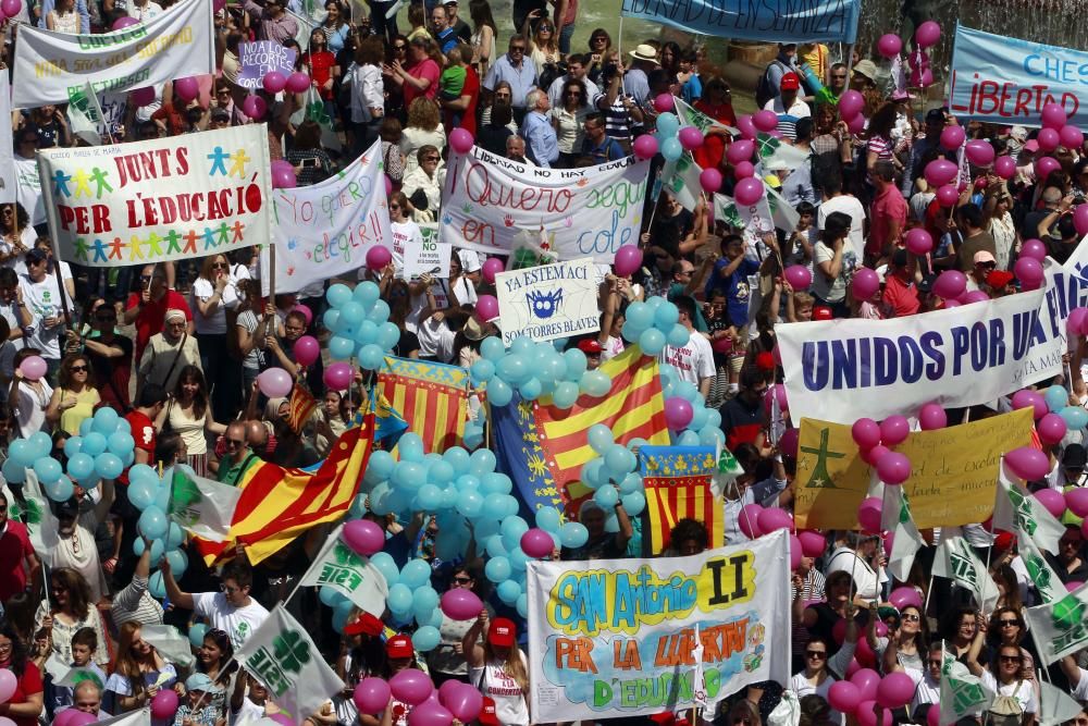 Cientos de alicantinos, en la protesta contra Marzà en Valencia