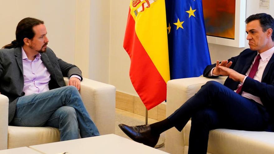 Pedro Sánchez dialoga con Pablo Iglesias.
