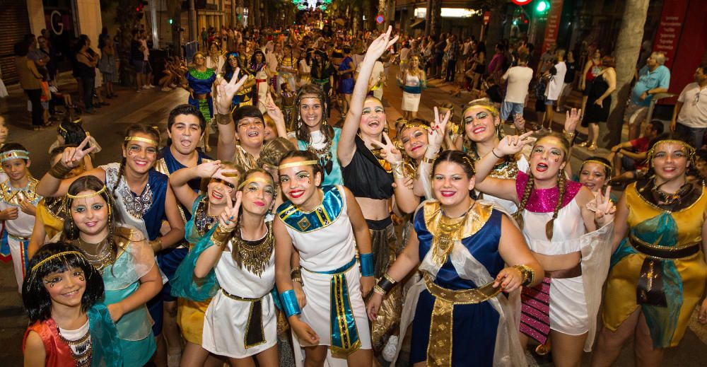 Diferentes momentos del Desfile del Ninot en San Vicente del Raspeig, que reunió a cientos de personas.