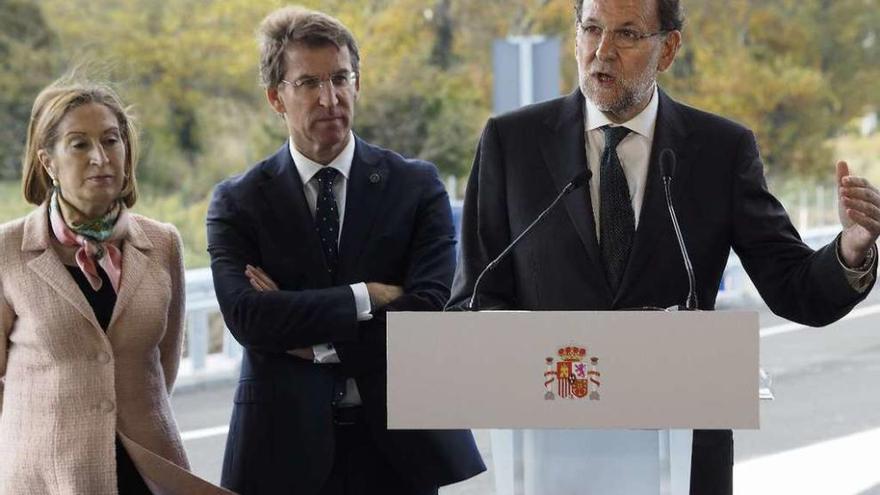 Rajoy, primero por la derecha interviene en presencia de Ana Pastor y Feijóo, ayer. // E. Trigo/Efe