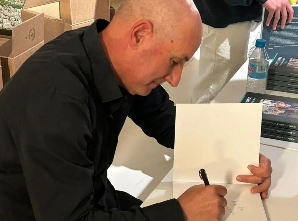 Costa, signant exemplars del seu llibre. | | CEDI