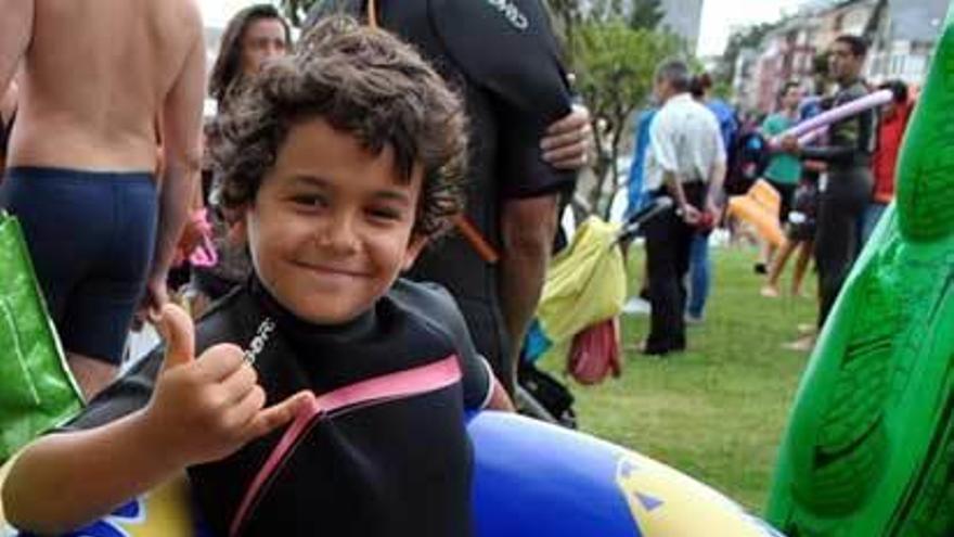 Un niño con un flotador.