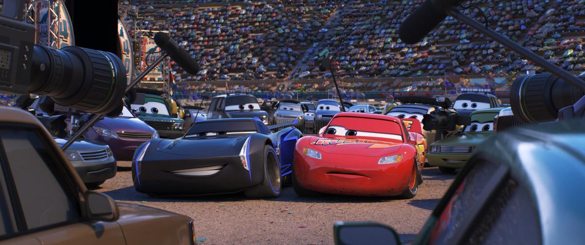 Rayo McQueen, junto al petulante jovencito Jackson Storm, en un fotograma de ’Cars 3’.