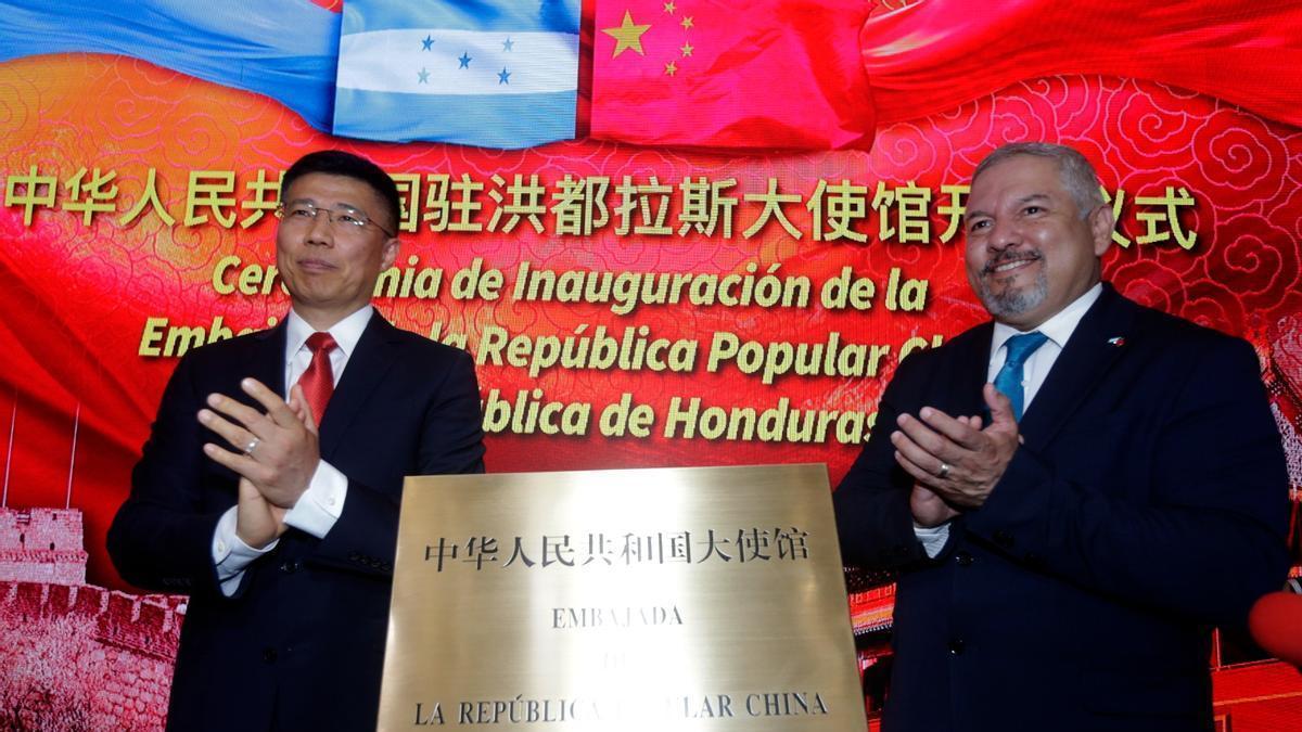 En 2023, el entonces ministro de Exteriores de Honduras, Eduardo Reina, y el encargado de negocios chino, Yu Bo, inauguran la sede de la embajada china en Tegucigalpa.