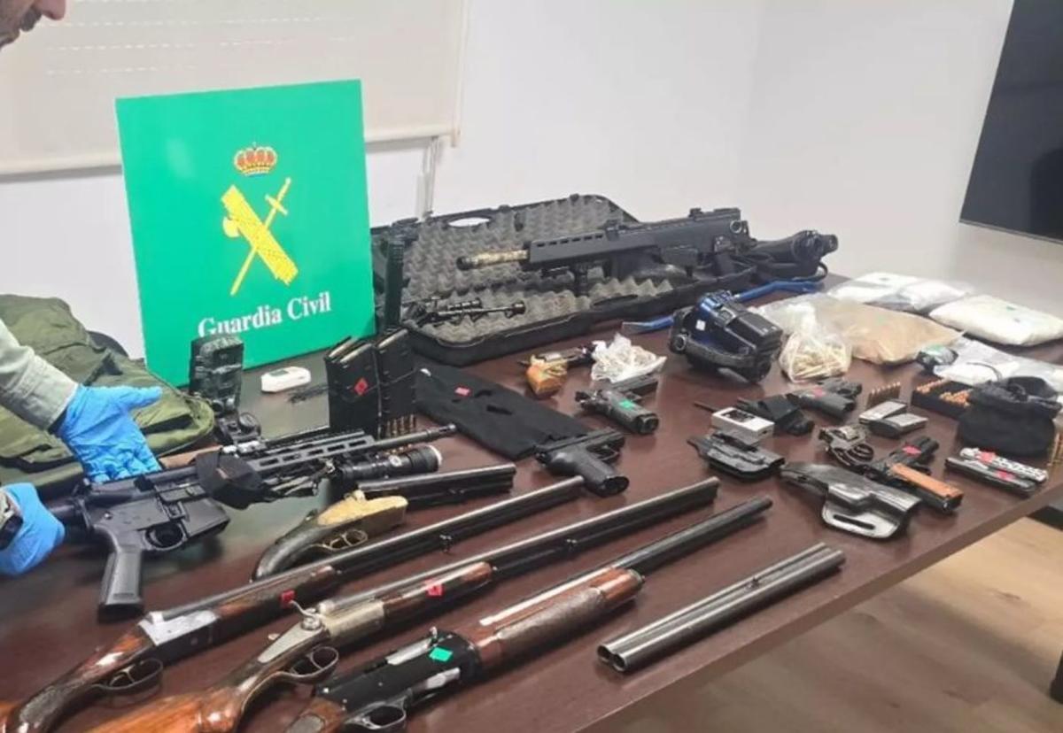 Armas, drogas y efectos incautados en la ‘Operación Aquis’. |  GC