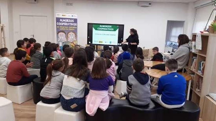 Los desayunos saludables en el colegio As Covas. // FdV