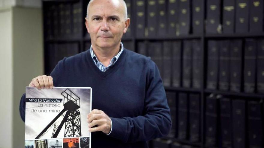 José Luis Areces, con su libro sobre la historia de Mina La Camocha.