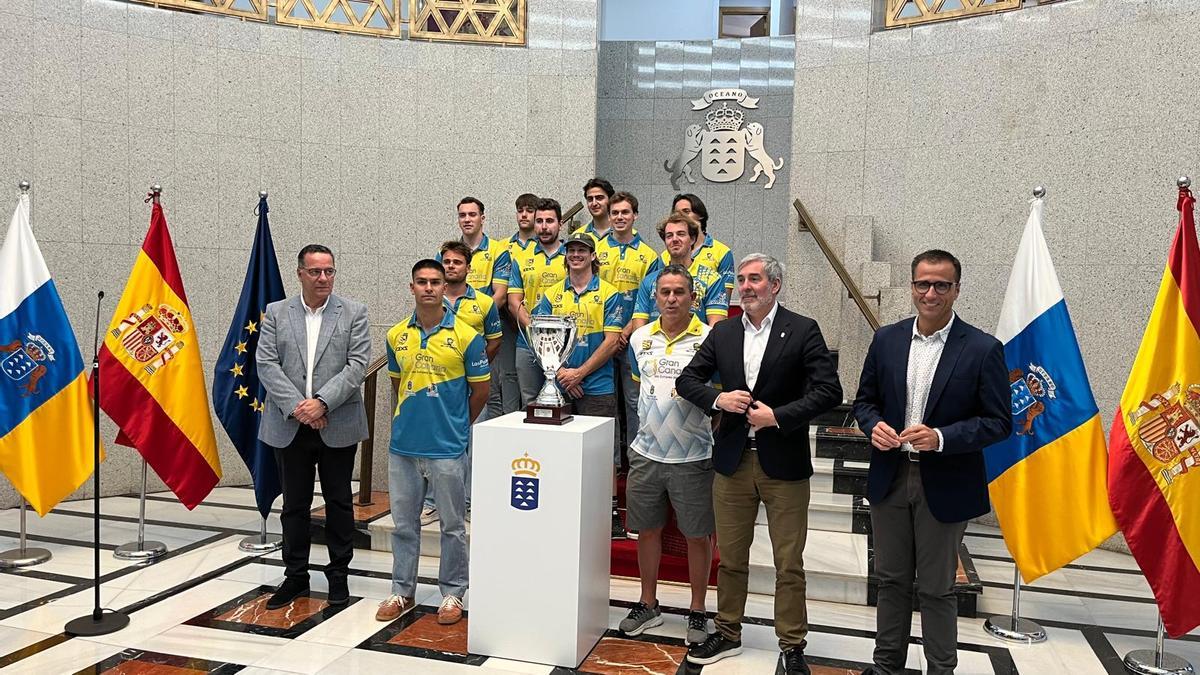 La plantilla del Molina Sport posa en presidencia de Gobierno con Hipólito Suárez, Fernando Clavijo y Ángel Sabroso.
