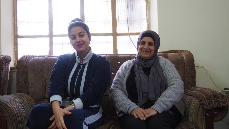 Fatima y Aisha Aizza en su casa de Hebrón.