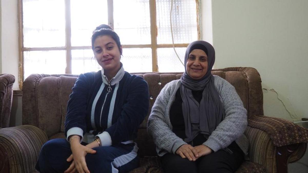 Fatima y Aisha Aizza en su casa de Hebrón.