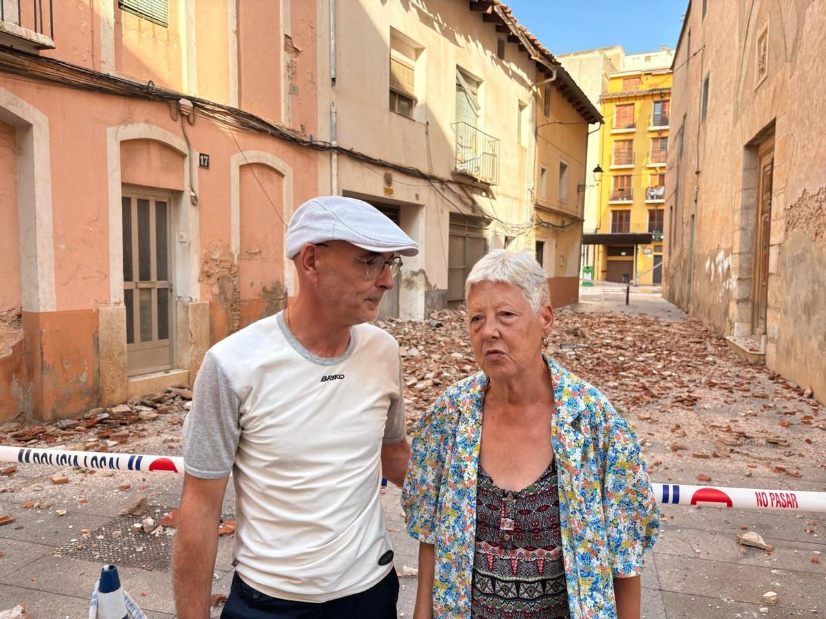 Inmaculada Timor y su hijo, junto a la calle acordonada, donde se encuentra su vivienda.