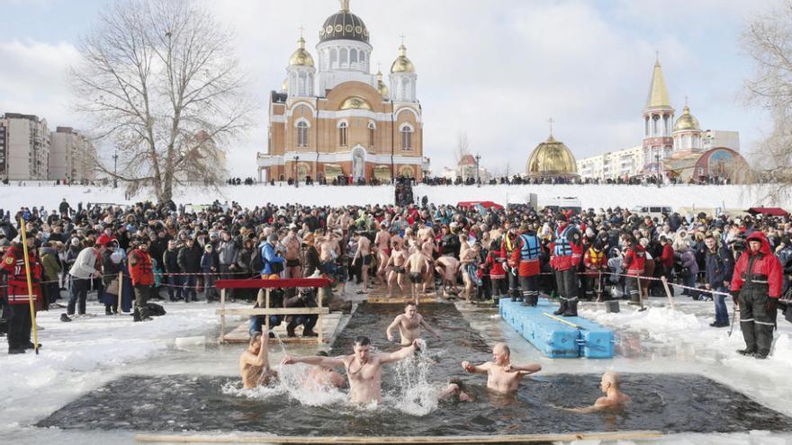 Rusos ortodoxos durante su baño de la Epifanía. // Reuters