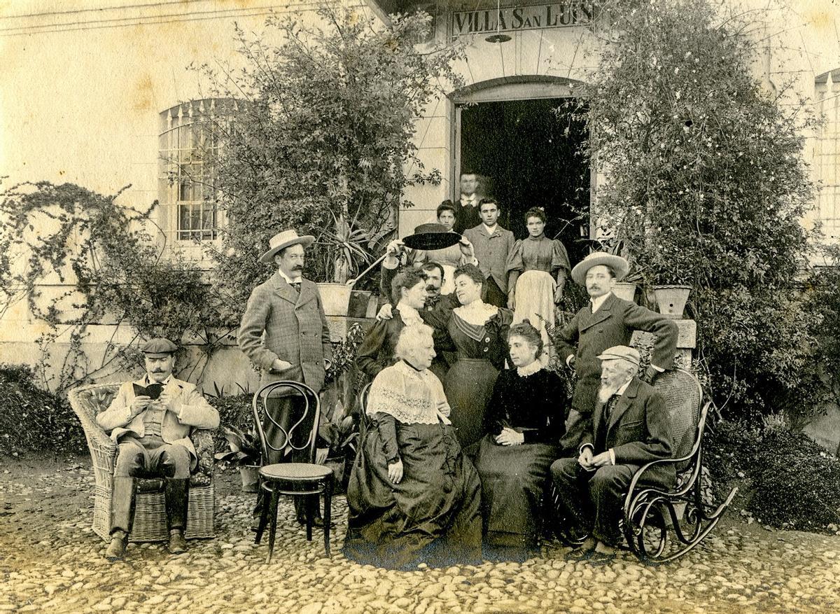 Un grupo de personas posa en Villa San Luis, San Pedro Alcántara en 1899; entre ellos, el escultor Mariano Benlliure.