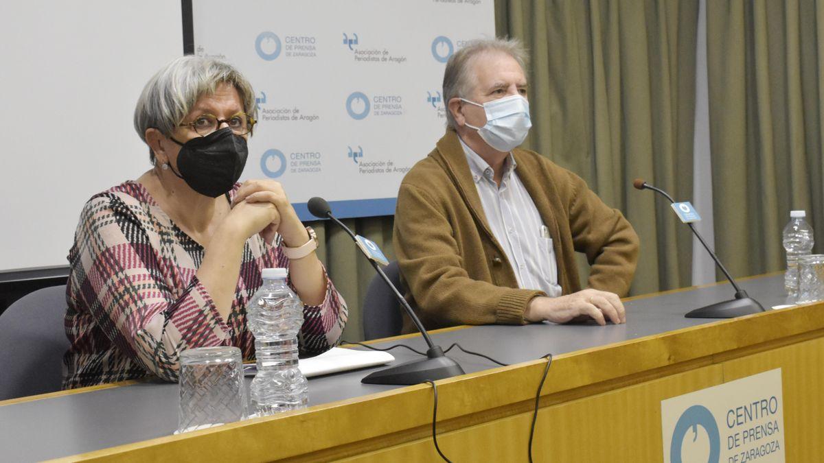 La secretaria general de la Asociación de Escritores de Aragón, Pilar Aguarón, y el presidente, Javier Fernández.