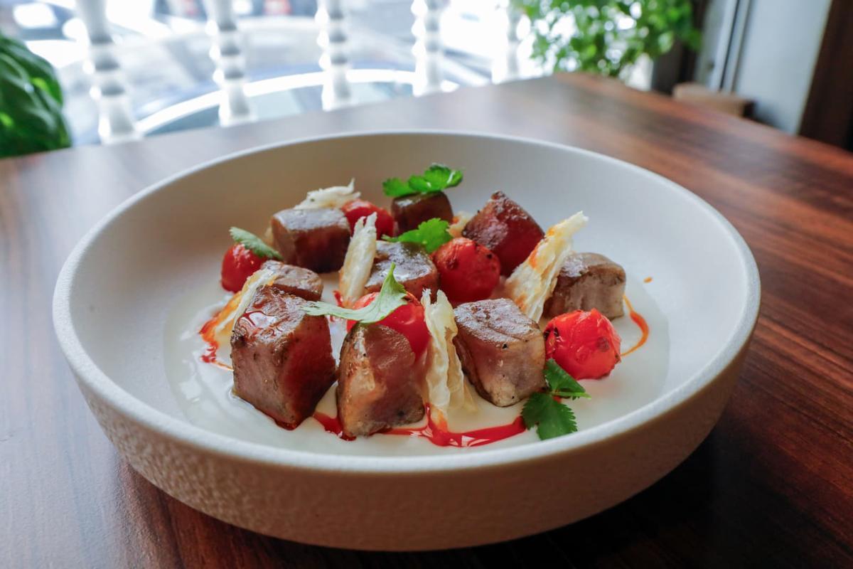 Atún rojo a la llama, salsa 'tom kha kai', roti frito y aceite de pimentón
